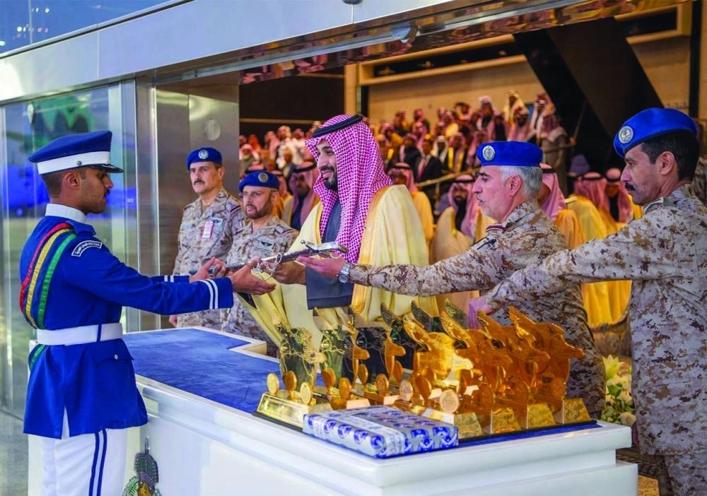 الأمير محمد بن سلمان لدى تسليمه الجوائز للمتفوقين