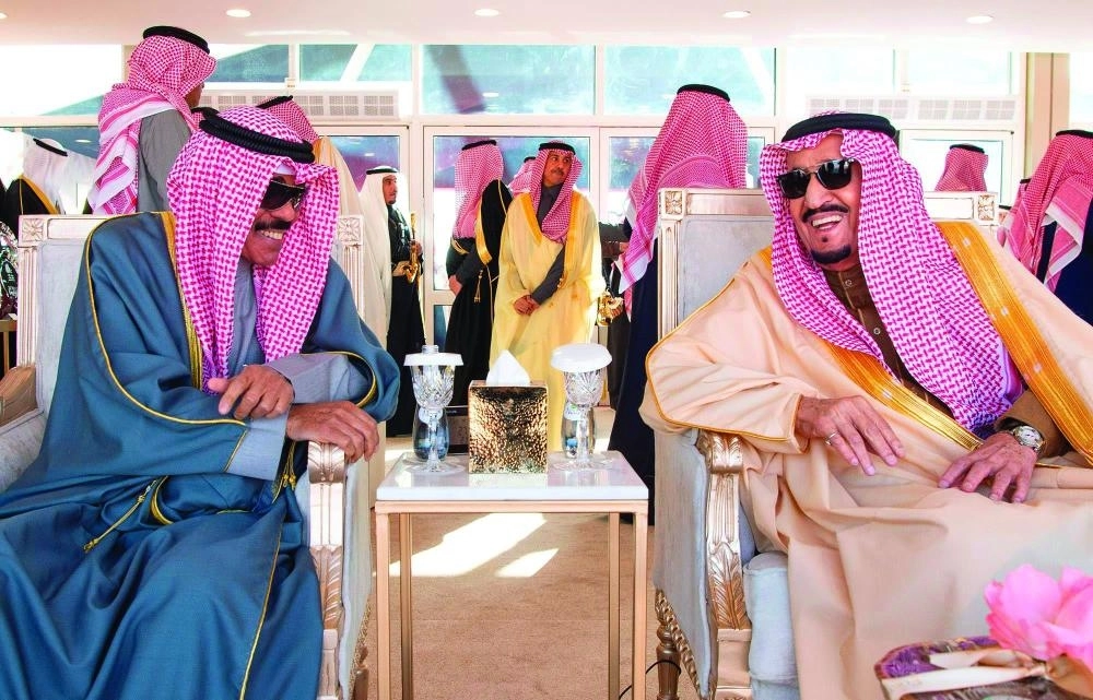 من مراسم رعاية الملك سلمان لمهرجان الإبل بحضور الأمير محمد بن سلمان في الصياهد أمس                                                                        (واس)