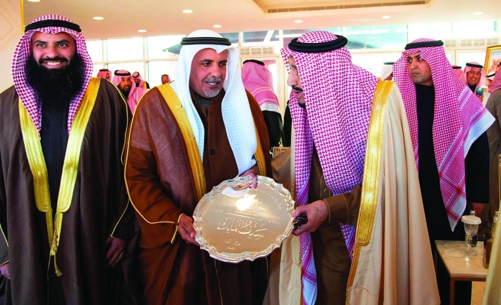 من مراسم رعاية الملك سلمان لمهرجان الإبل بحضور الأمير محمد بن سلمان في الصياهد أمس                                                                        (واس)