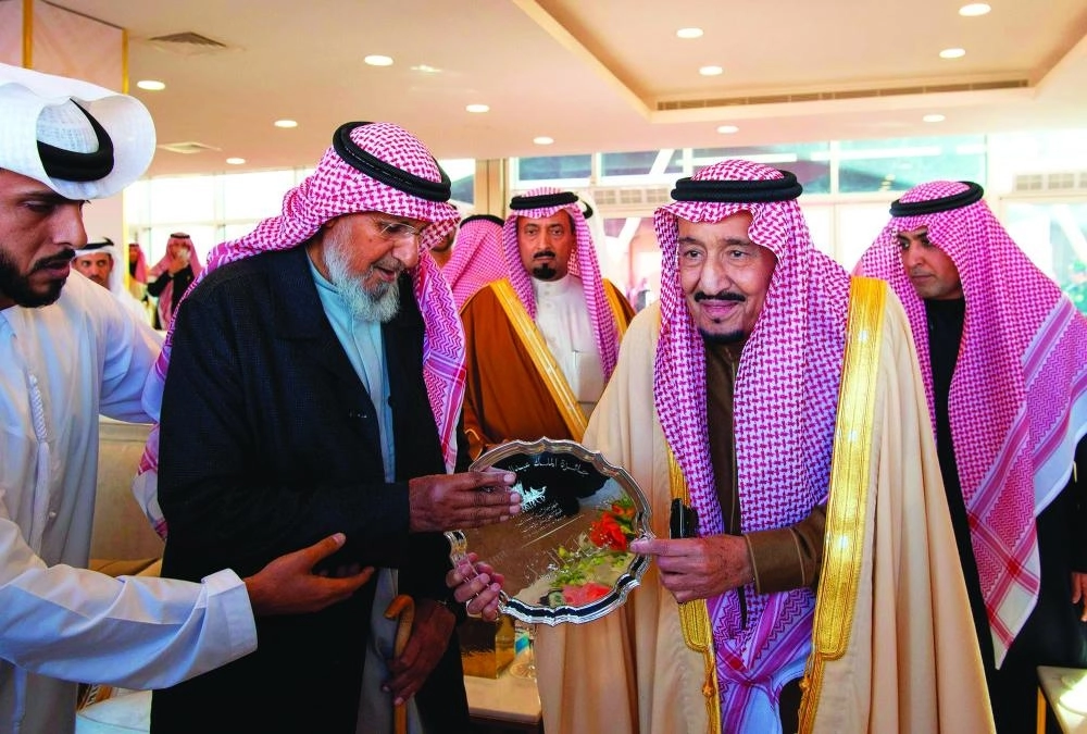 من مراسم رعاية الملك سلمان لمهرجان الإبل بحضور الأمير محمد بن سلمان في الصياهد أمس                                                                        (واس)