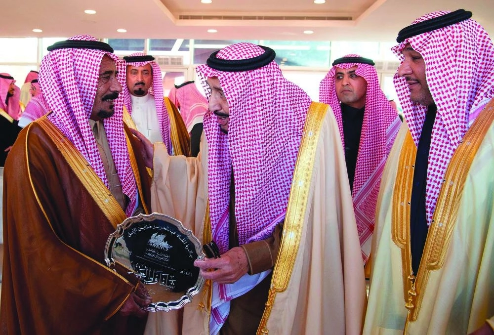 من مراسم رعاية الملك سلمان لمهرجان الإبل بحضور الأمير محمد بن سلمان في الصياهد أمس                                                                        (واس)