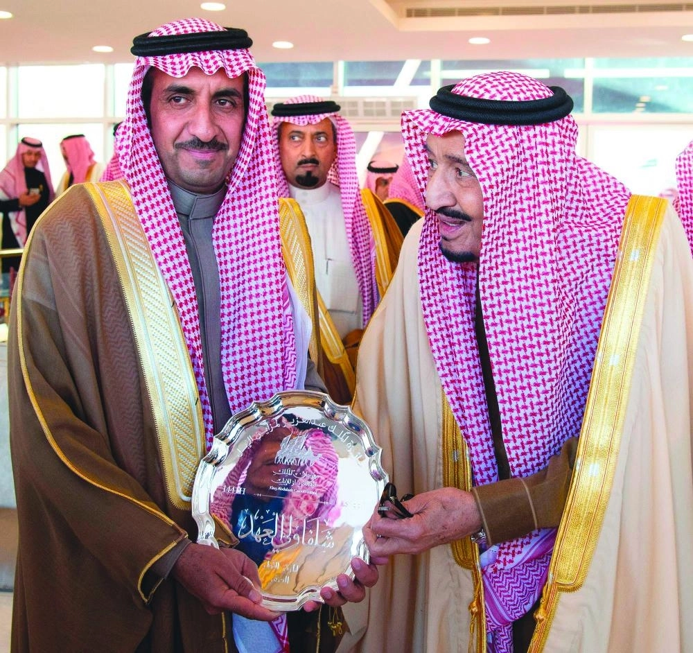 من مراسم رعاية الملك سلمان لمهرجان الإبل بحضور الأمير محمد بن سلمان في الصياهد أمس                                                                        (واس)