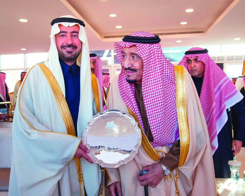 من مراسم رعاية الملك سلمان لمهرجان الإبل بحضور الأمير محمد بن سلمان في الصياهد أمس                                                                        (واس)