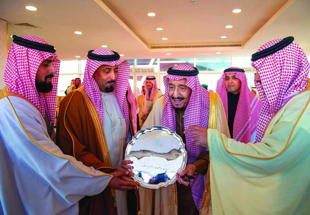 من مراسم رعاية الملك سلمان لمهرجان الإبل بحضور الأمير محمد بن سلمان في الصياهد أمس                                                                        (واس)