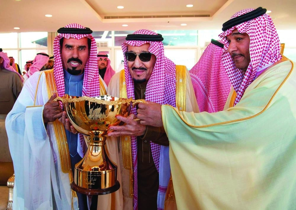 من مراسم رعاية الملك سلمان لمهرجان الإبل بحضور الأمير محمد بن سلمان في الصياهد أمس                                                                        (واس)