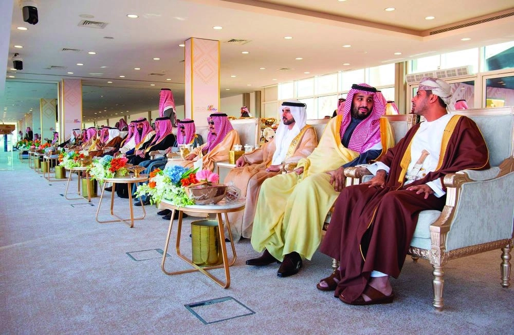 من مراسم رعاية الملك سلمان لمهرجان الإبل بحضور الأمير محمد بن سلمان في الصياهد أمس                                                                        (واس)