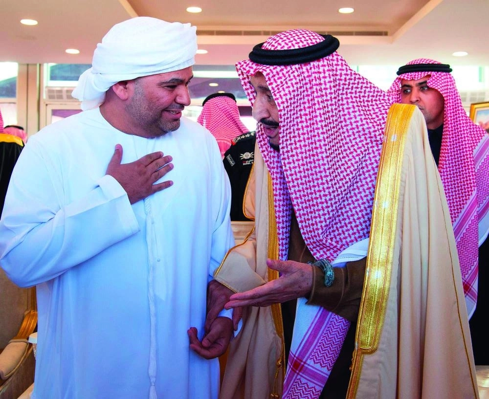 من مراسم رعاية الملك سلمان لمهرجان الإبل بحضور الأمير محمد بن سلمان في الصياهد أمس                                                                        (واس)