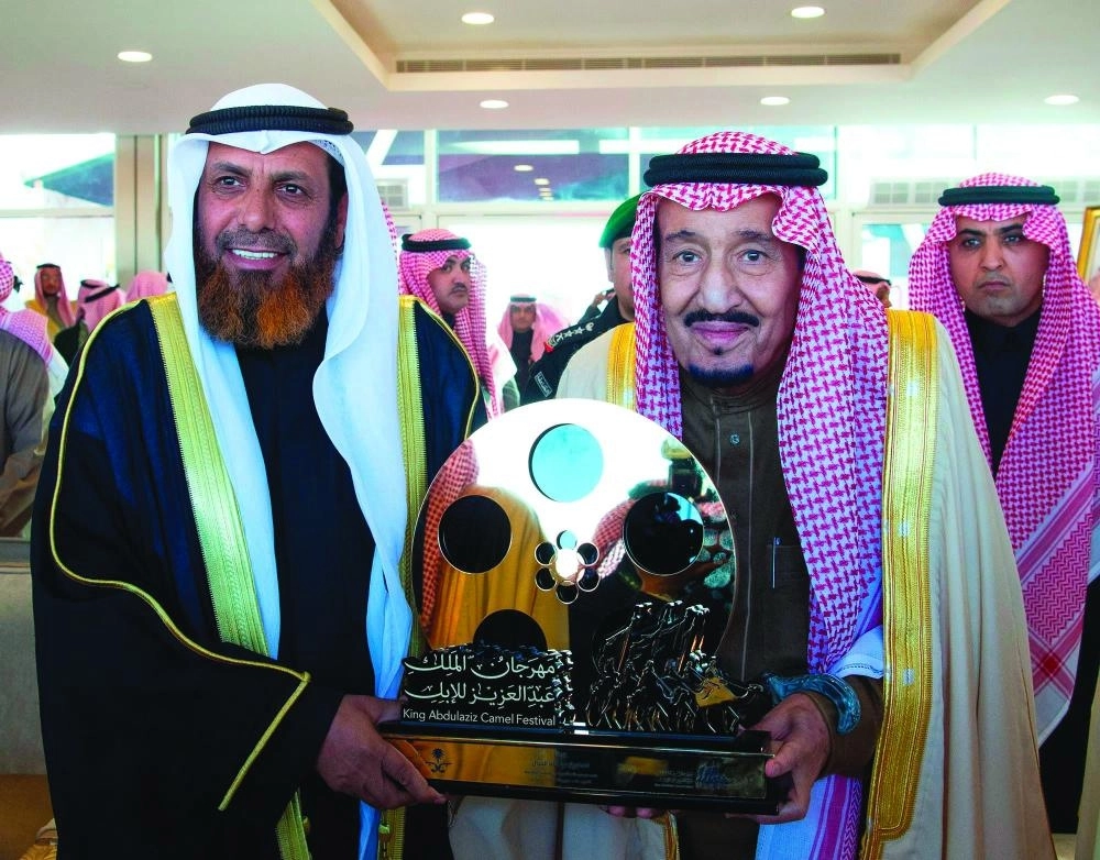 من مراسم رعاية الملك سلمان لمهرجان الإبل بحضور الأمير محمد بن سلمان في الصياهد أمس                                                                        (واس)