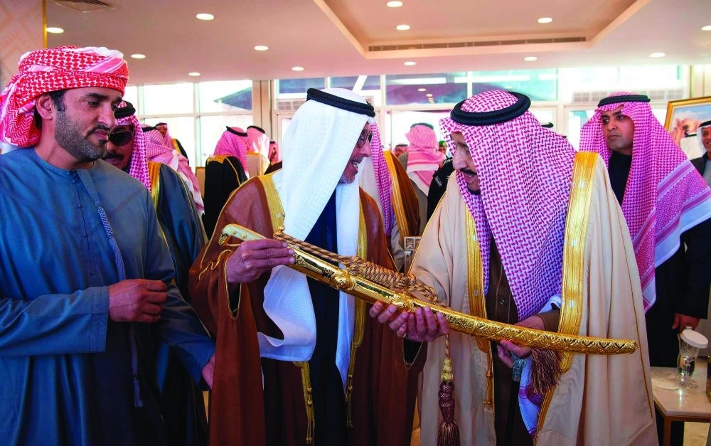 من مراسم رعاية الملك سلمان لمهرجان الإبل بحضور الأمير محمد بن سلمان في الصياهد أمس                                                                        (واس)