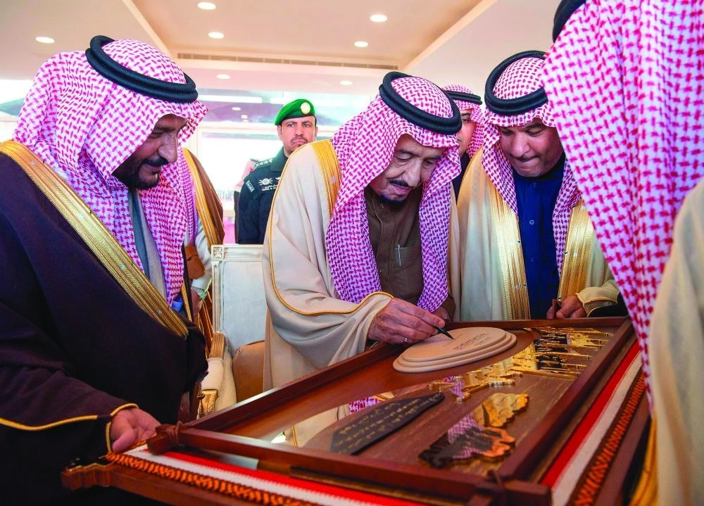 من مراسم رعاية الملك سلمان لمهرجان الإبل بحضور الأمير محمد بن سلمان في الصياهد أمس                                                                        (واس)