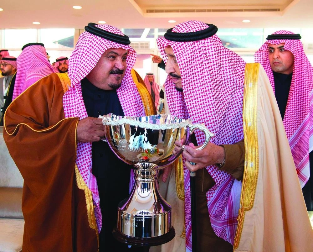 من مراسم رعاية الملك سلمان لمهرجان الإبل بحضور الأمير محمد بن سلمان في الصياهد أمس                                                                        (واس)