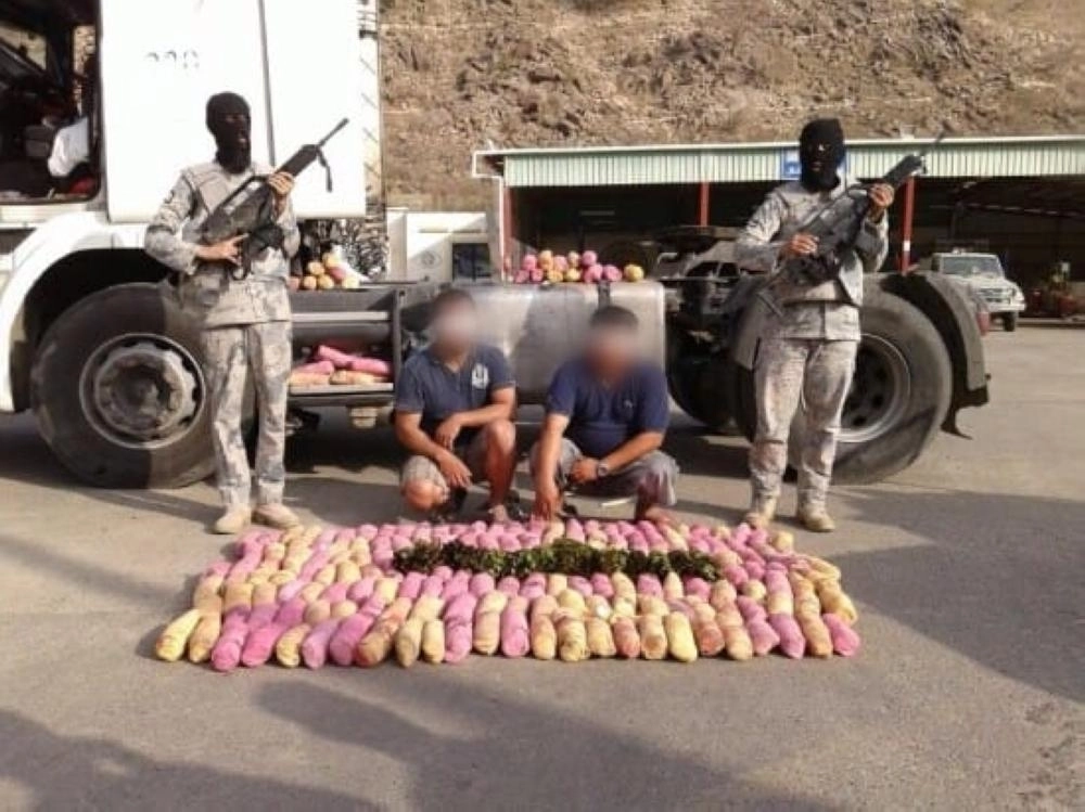 






أفراد حرس الحدود خلال ضبط المهربين والمخدرات          (مكة)