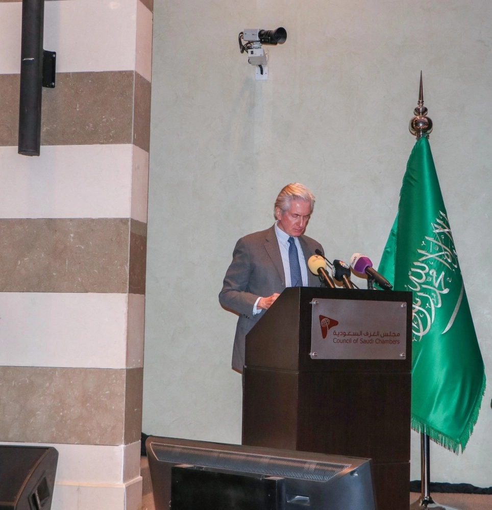 ممثل الجانب الفرنسي متحدثا بالملتقى