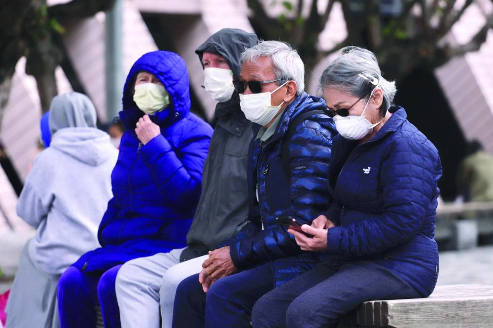 



صينيون يرتدون كمامات خشية العدوى                (د ب أ)