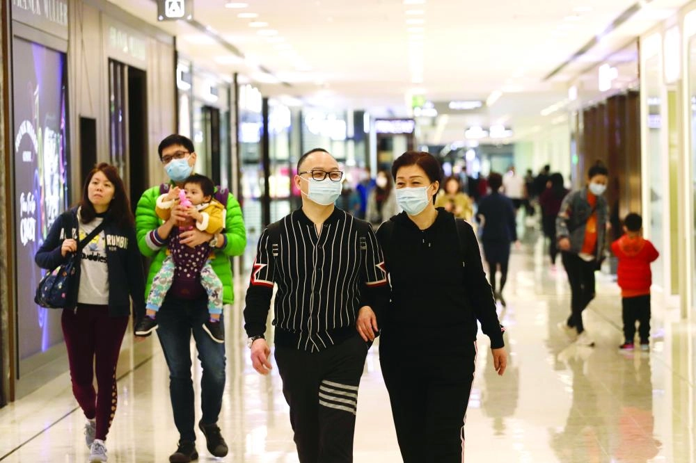 حذر في الشارع الصيني (د ب أ)