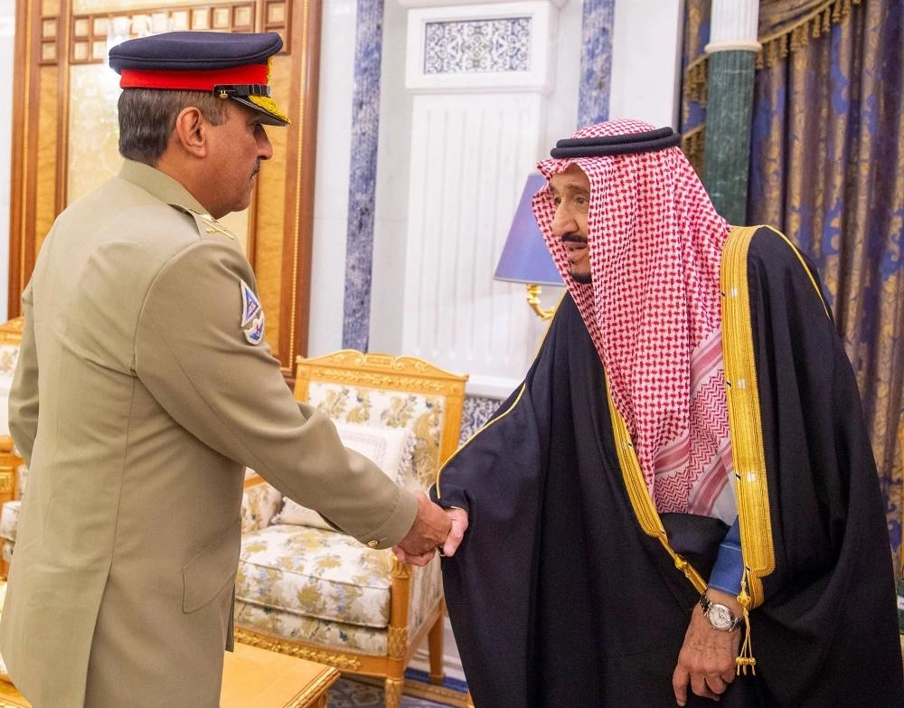 الملك سلمان لدى استقباله نديم رضا أمس (واس)