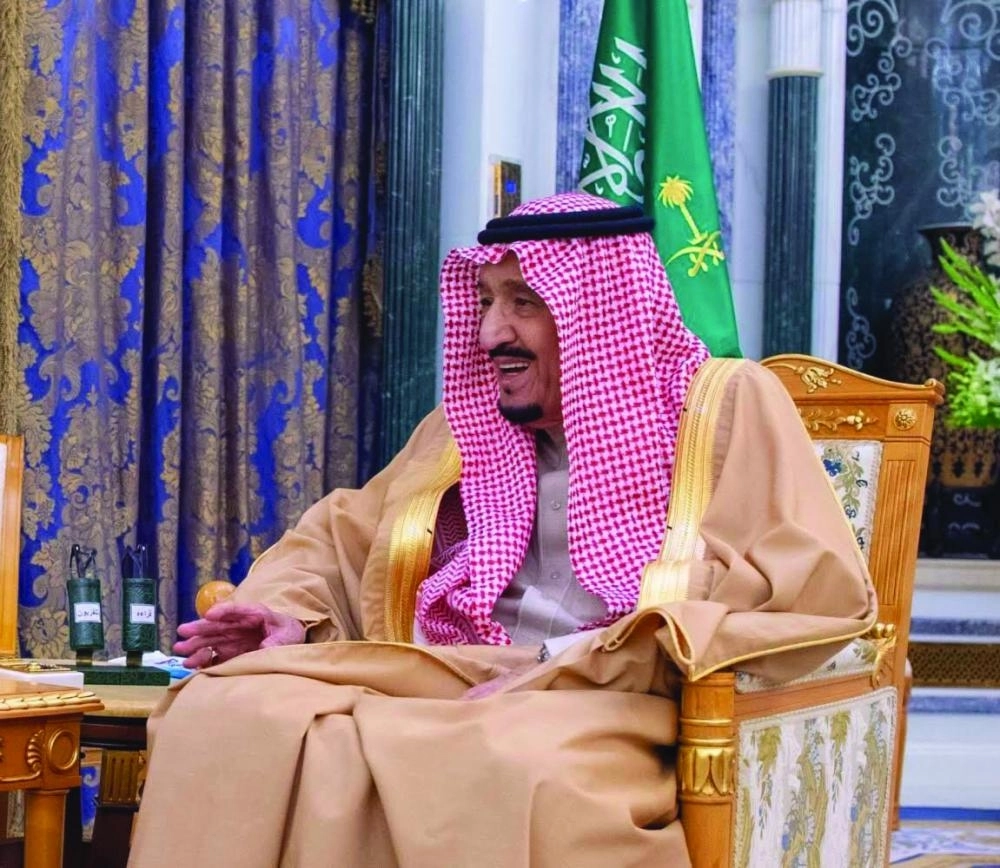 الملك سلمان لدى استقباله عبداللطيف الزياني (واس)