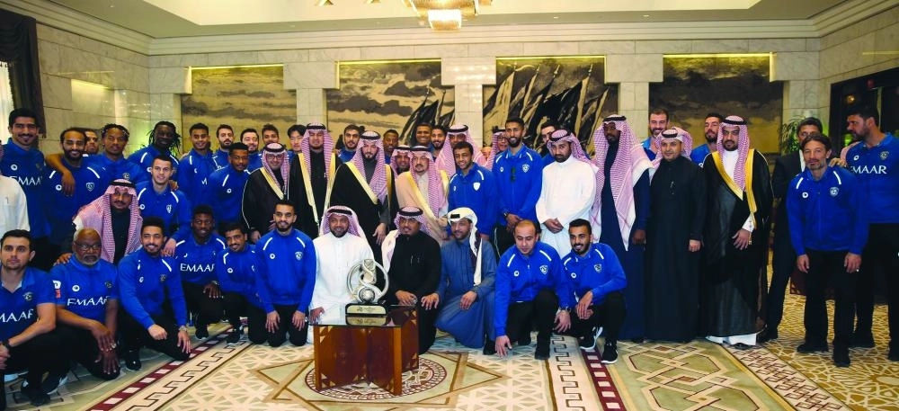 






.. وفي لقطة جماعية مع الإدارة واللاعبين                                      (مكة)