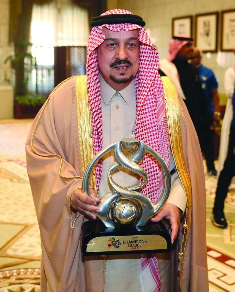 






أمير الرياض حاملا كأس آسيا