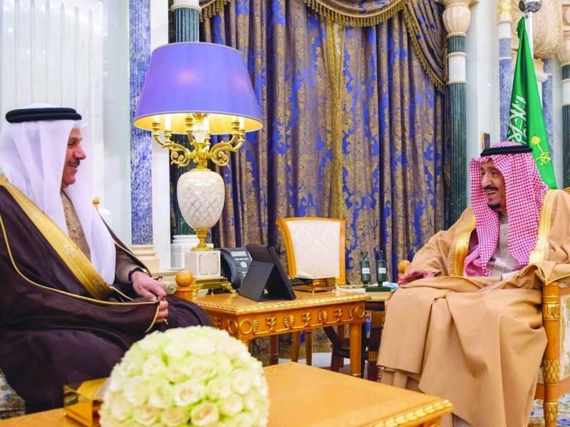 خادم الحرمين الشريفين لدى استقباله عبداللطيف الزياني بمناسبة انتهاء فترة عمله أمينا عاما لمجلس التعاون لدول الخليج العربية