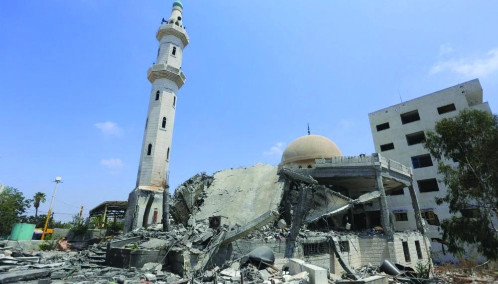 






آثار القصف الحوثي على أحد مساجد مأرب                                                                      (مكة)