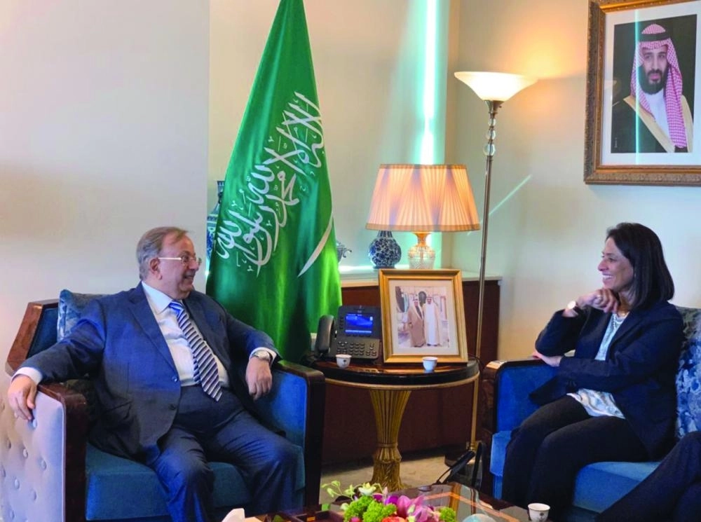 






عبدالله المعلمي لدى لقائه خولة مطر                        (واس) 