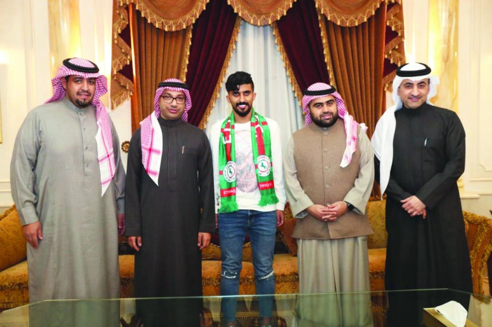 






الكويكبي يتوسط مسؤولي الاتفاق عقب تجديد العقد        (إعلامي الاتفاق)