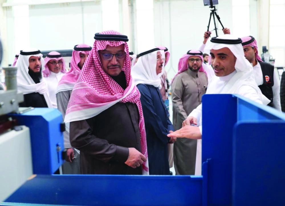 






حمد آل الشيخ لدى زيارته جامعة الإمام عبدالرحمن بن فيصل بالدمام أمس                              (مكة)