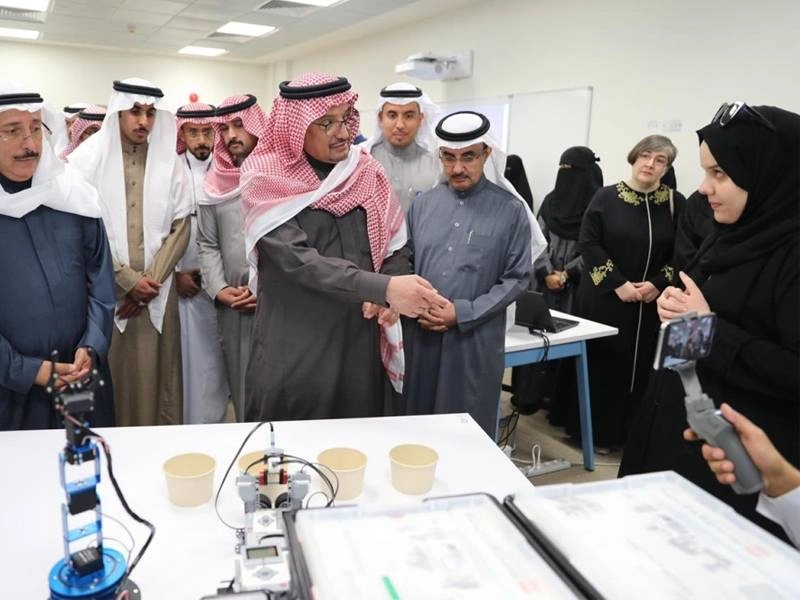 حمد آل الشيخ لدى زيارته جامعة الإمام عبدالرحمن بن فيصل (مكة)