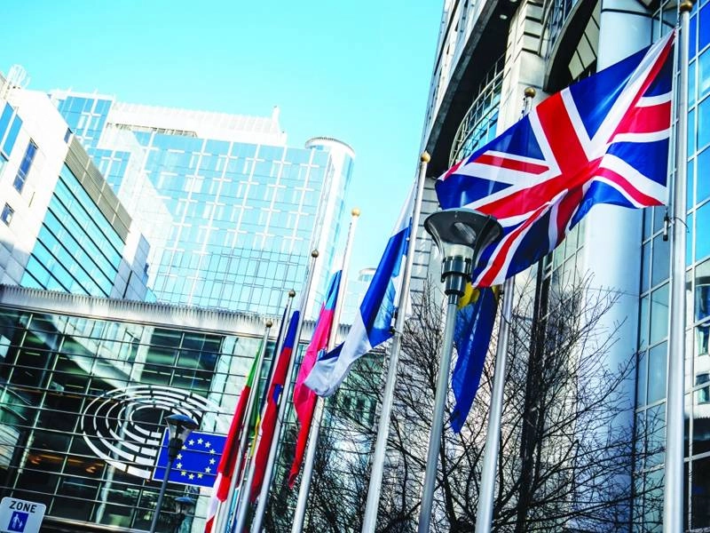 إنزال العلم البريطاني من الاتحاد الأوروبي (د ب أ)