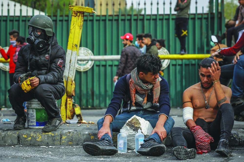 متظاهرون يستريحون بعد ملاحقة من الأمن (د ب أ)