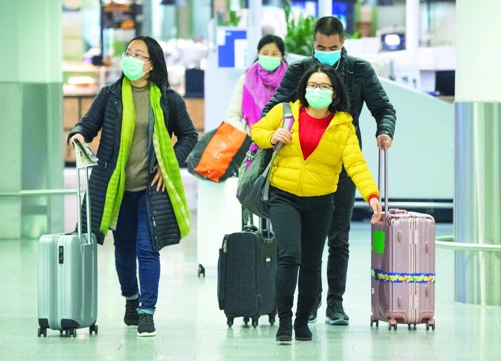 مسافرون يرتدون كمامات في مطار فرانكفورت  (د ب أ )