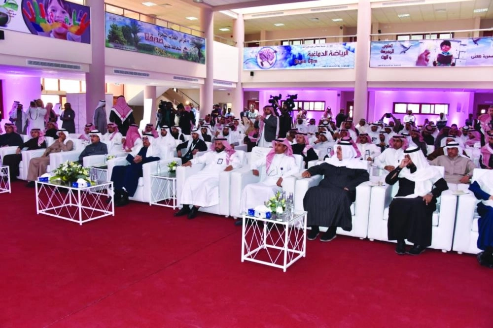 آل الشيخ إلى جانب عدد من الحضور خلال افتتاح أحد المشاريع (مكة)