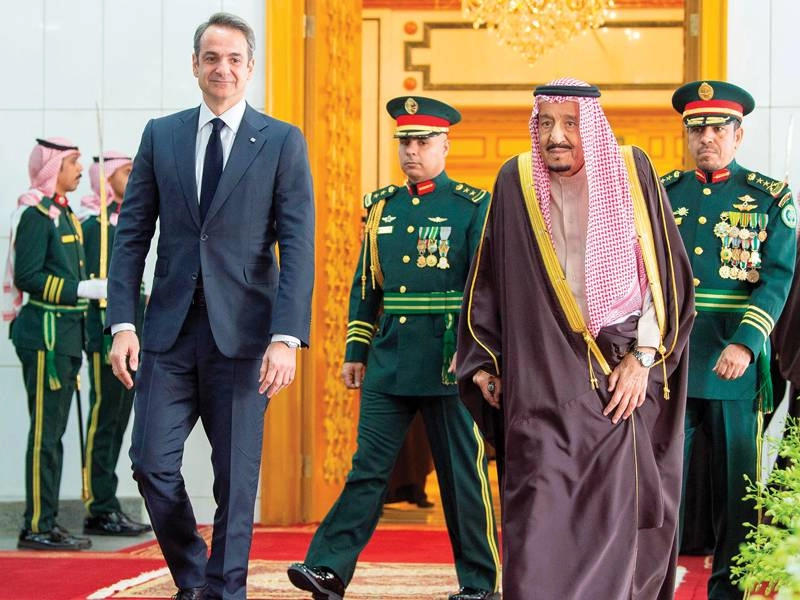 الملك سلمان لدى استقباله كيرياكوس ميتسوتاكيس أمس  (واس)