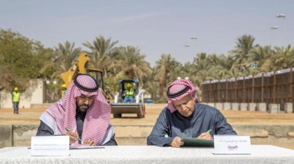 






بدر بن فرحان خلال توقيعه الاتفاقيات أمس                                                          (مكة)