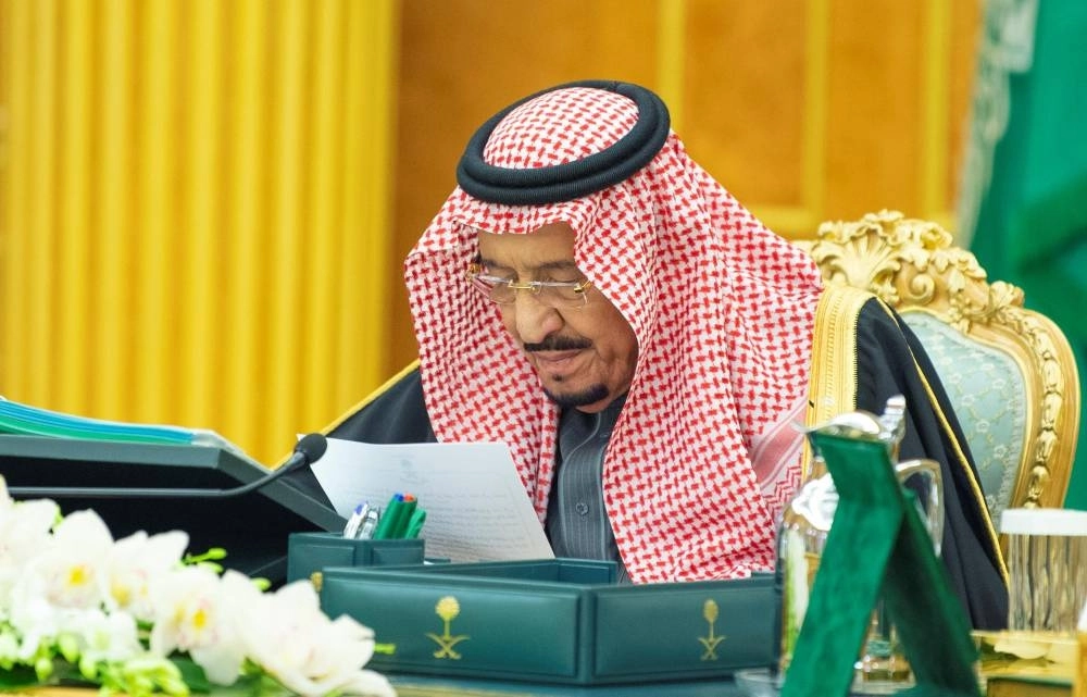 الملك سلمان لدى ترؤسه جلسة مجلس الوزراء في قصر اليمامة أمس (واس)