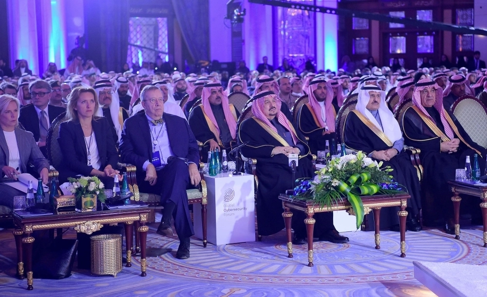 فيصل بن بندر لدى افتتاحه منتدى الأمن السيبراني أمس (مكة) 