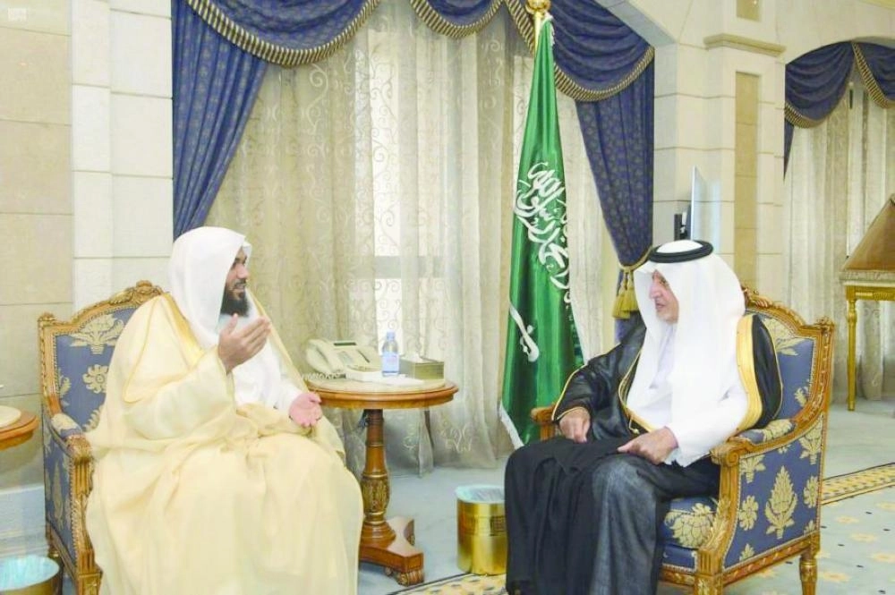 خالد الفيصل لدى استقباله سالم الخامري (مكة)