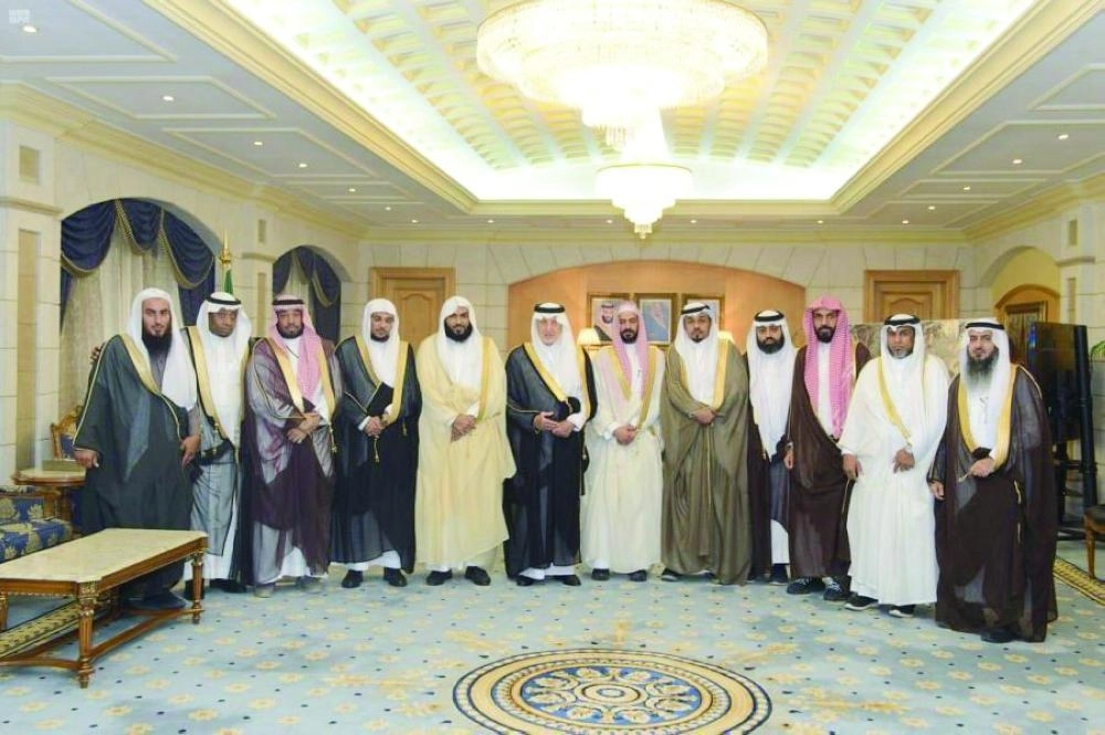 






خالد الفيصل يتوسط الأئمة والخطباء والدعاة                  (مكة)