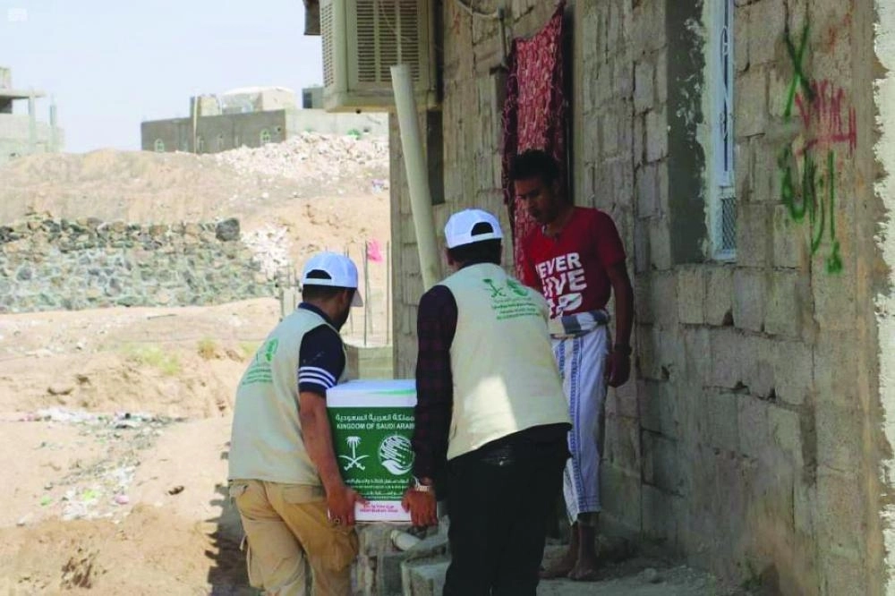 فريق المركز يوصل سلة غذائية لأحد اليمنيين (واس)