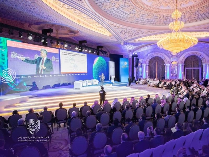 من جلسات منتدى الأمن السيبراني أمس (مكة)