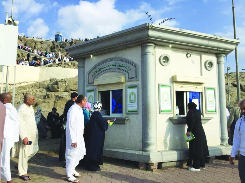 






معتمرون وزوار يتجهون إلى كبائن الإرشاد                              (مكة)