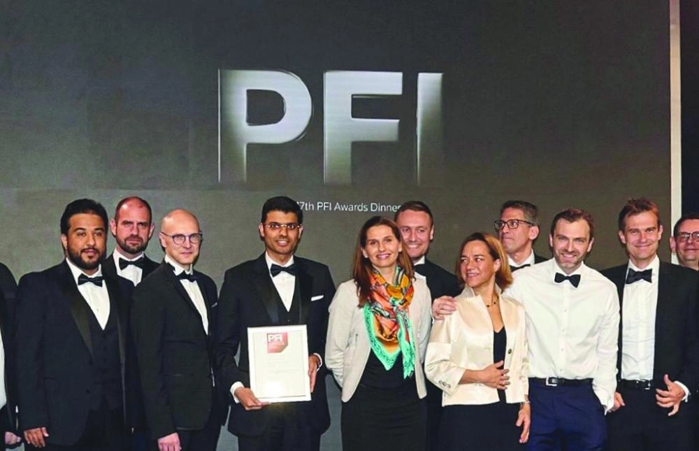 خلال تسلم الجائزة                                              (الطاقة)