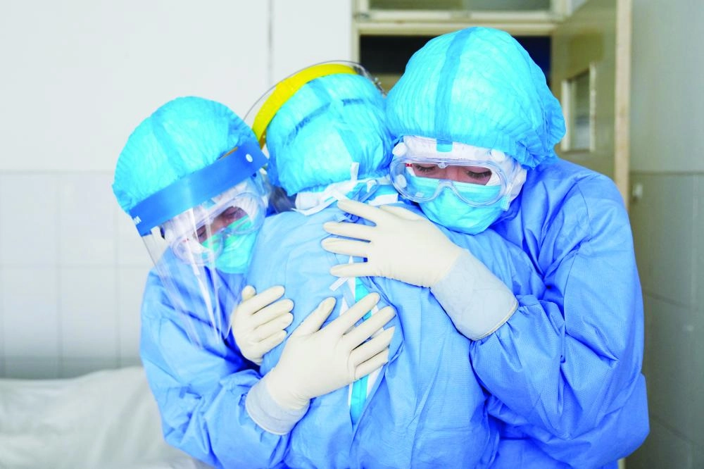 






طبيبان يدعمان أحد كوادر الفريق الطبي لمواجهة المرض