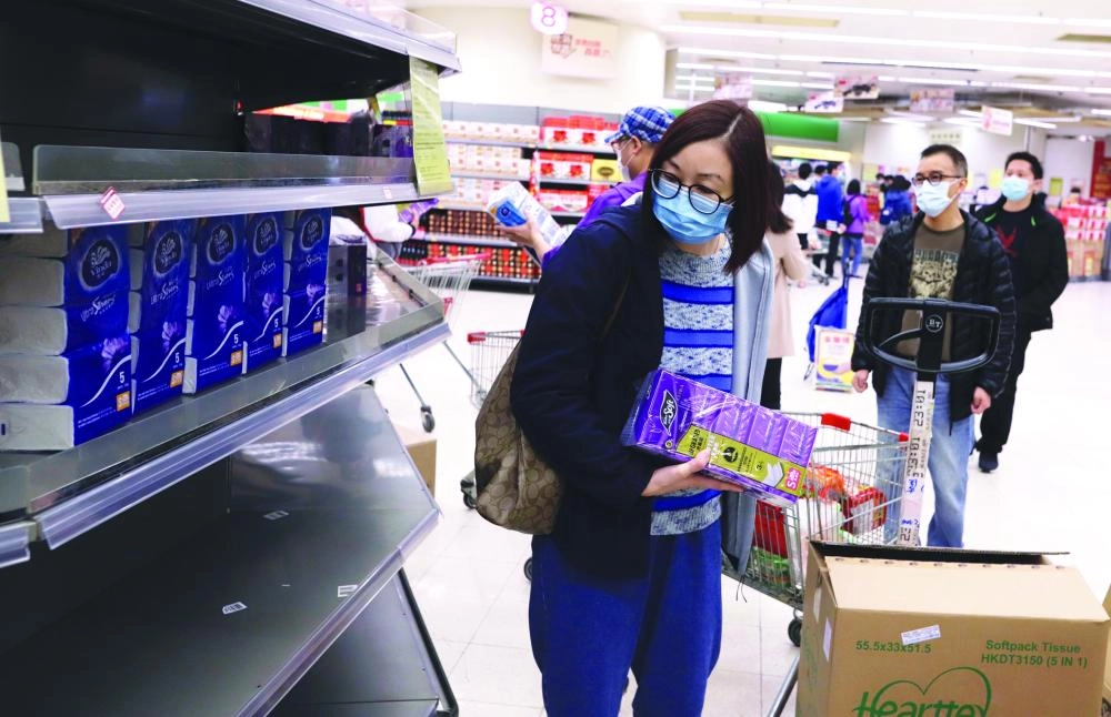 






امرأة تنظر إلى رف فارغ في سوبر ماركت بهونج كونج