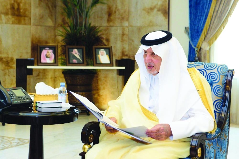 خالد الفيصل لدى استقباله محمد التميمي                                      (مكة)