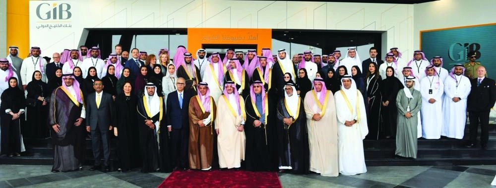 






سعود بن نايف يتوسط الحضور                                                   (مكة)