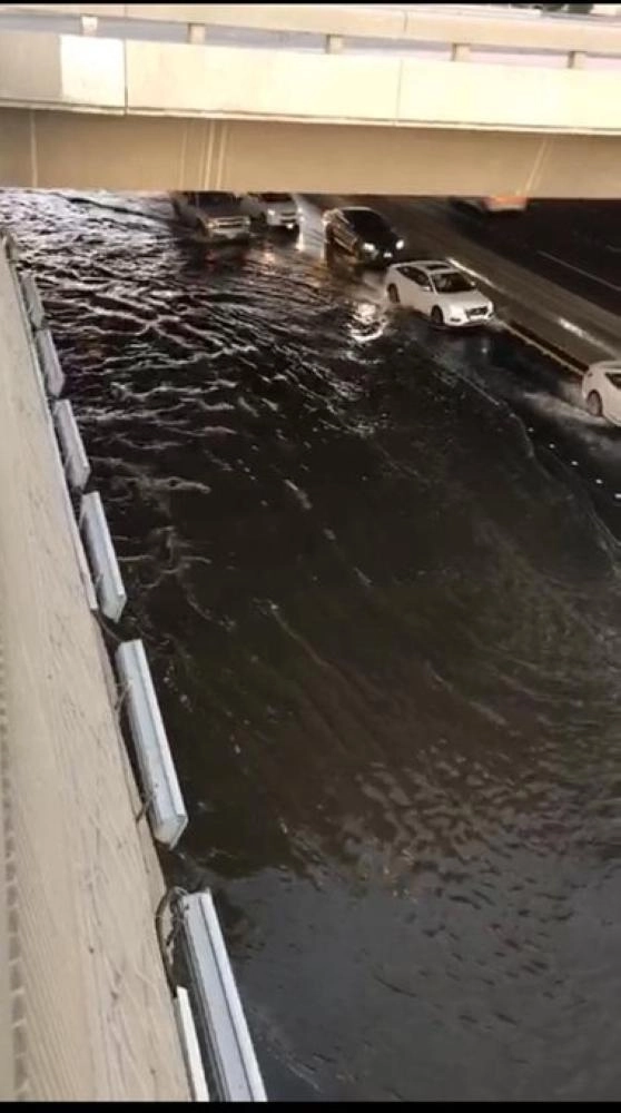 






من تسرب المياه في نفق الأندلس بجدة أمس (مكة)