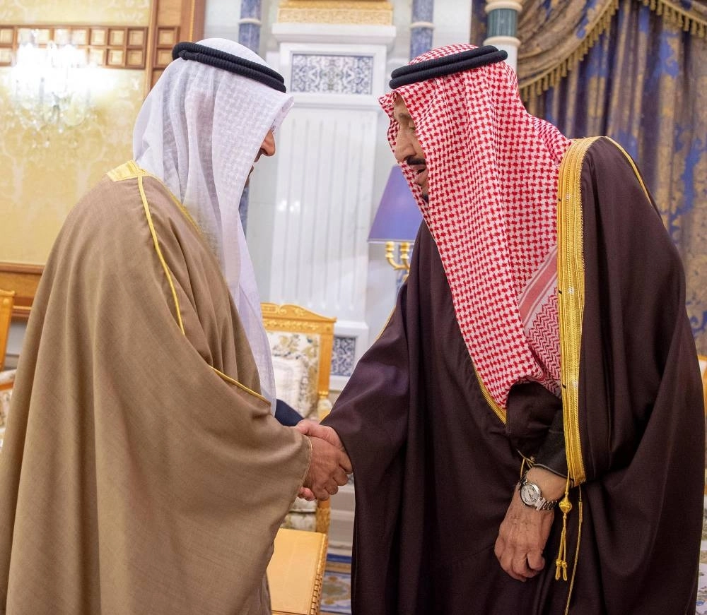 الملك سلمان لدى استقباله نايف الحجرف أمس (واس)