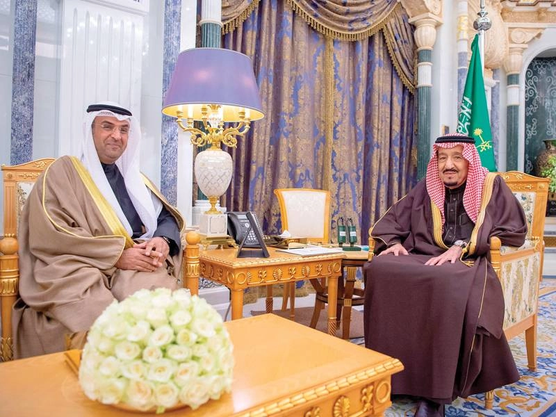 خادم الحرمين الشريفين خلال استقباله أمس، الأمين العام لمجلس التعاون لدول الخليج العربية الدكتور نايف الحجرف (واس)